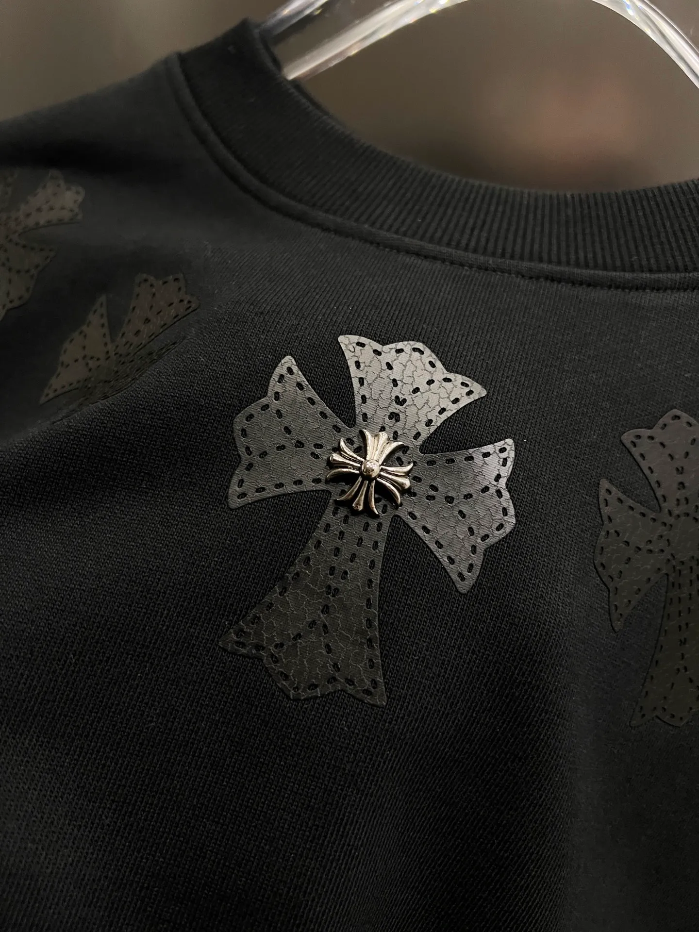🅿️280 CH Crowe 2025 Autumn and Winter New Style Round Neck Long Sleeve Sweater Cross Patch Leather + Customized Hardware Metal Horseshoe Sanskrit Characters + Middle Eastern Australian Diamond Design Craftsmanship The real thing is great🔥Same style for men and women, loose version Size S M L XL XXL Five sizes Black White